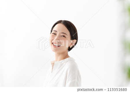 中間女性肖像綠色 113351680