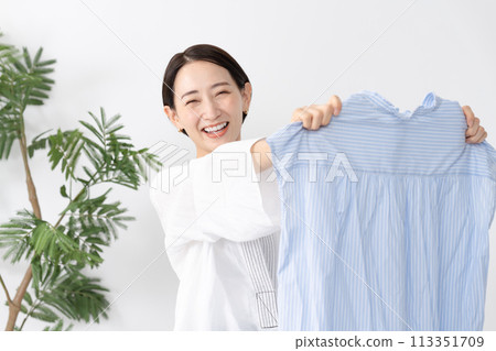 洗衣服的女人 113351709