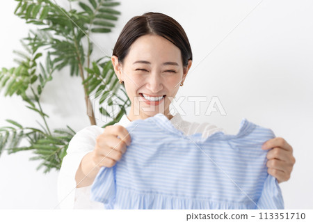 洗衣服的女人 113351710