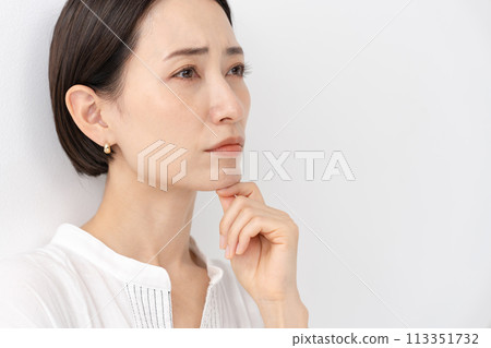 Think middle women 113351732