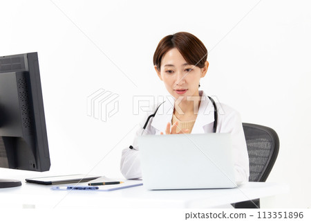 穿白大褂的女子線上醫療 113351896