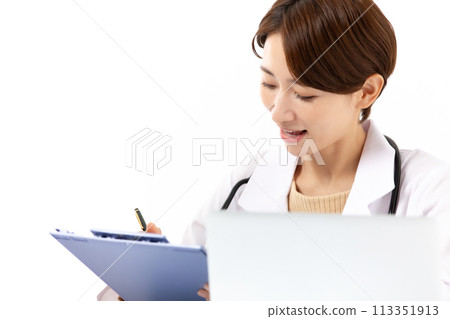穿白大褂的女子線上醫療 113351913