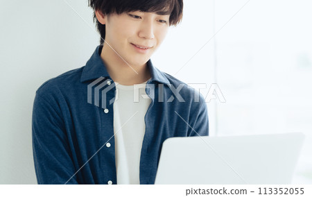 一個操作電腦的年輕人 113352055