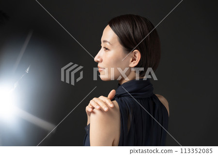 cool beauty black background 113352085