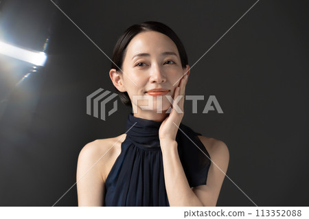 酷炫美女黑色背景 113352088