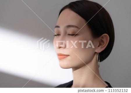 cool beauty light 113352132
