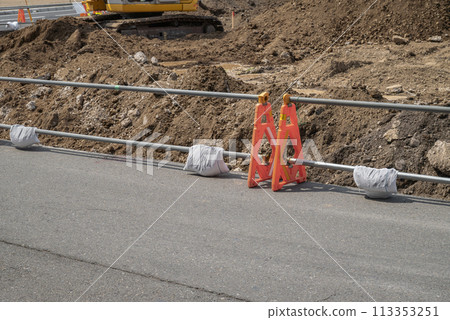 重型機械在土木工程現場平整地面 重型機械在土木工程現場平整地面 113353251