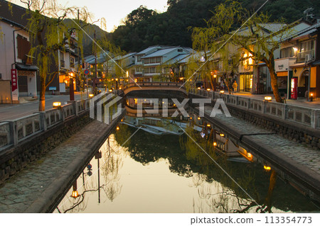 城崎溫泉的夜景~從弁天橋到桃島橋的景色~(兵庫縣~城崎溫泉) 城崎溫泉的夜景~從弁天橋到桃島橋的景色~(兵庫縣~城崎溫泉) 113354773