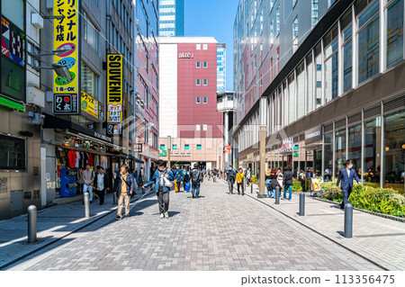 [東京] 被許多建築物包圍的秋葉原站 113356475