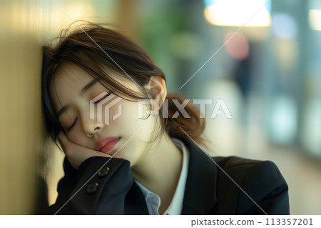 下班後睡著的女人 下班後睡著的女人 113357201