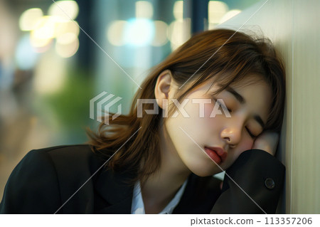 下班後睡著的女人 113357206