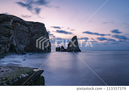 Sunrise at Candle Rock on Oonamitsuki Coast, Onjuku Town, Isumi District, Chiba Prefecture 113357379