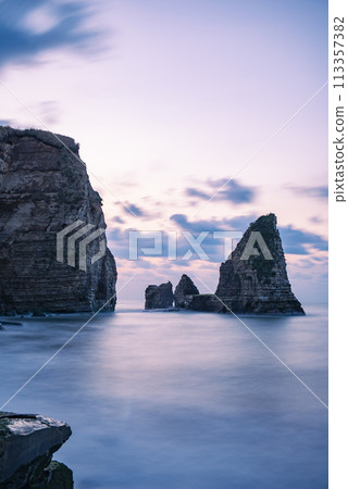 Sunrise at Candle Rock on Oonamitsuki Coast, Onjuku Town, Isumi District, Chiba Prefecture 113357382