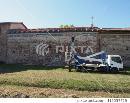 roof repairment with hydraulic crane roof repairment with hydraulic crane 113357719