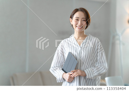 A woman with a tablet 113358404