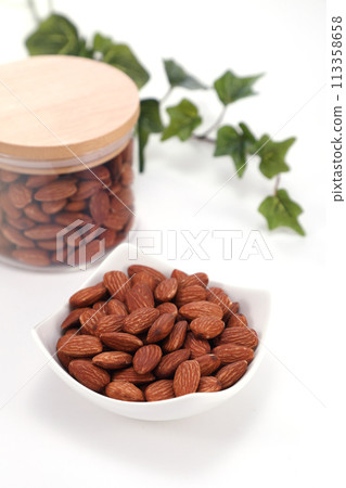盤子裡的杏仁 113358658