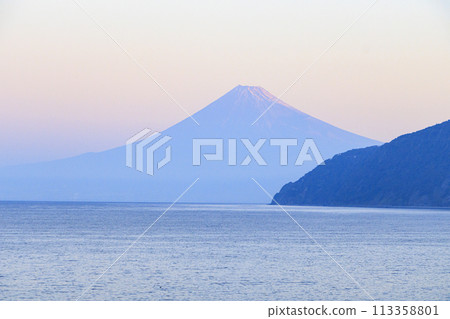 Beautiful crimson Fuji seen from Nishiizu across Suruga Bay 113358801