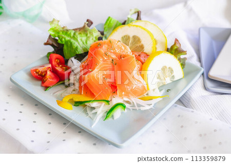 熏制鮭魚生牛肉片 113359879