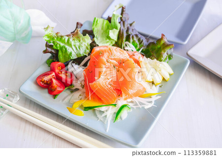 Smoked salmon carpaccio 113359881