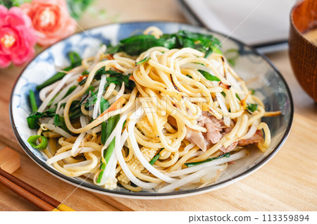 Japanese-style fried noodles with chives and pork 113359894
