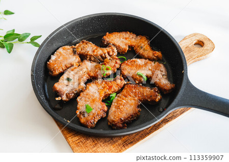 煎鰹魚放在平底鍋裡烤 113359907