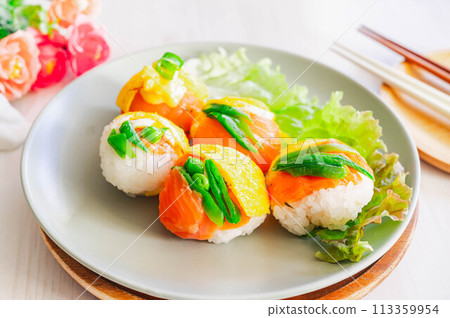 Smoked salmon temari sushi Smoked salmon temari sushi 113359954