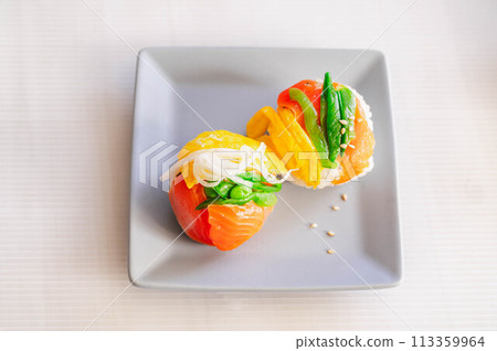 Salmon temari sushi Salmon temari sushi 113359964