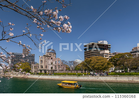 盛開的櫻花、原子彈爆炸圓頂和水上計程車 盛開的櫻花、原子彈爆炸圓頂和水上計程車 113360168