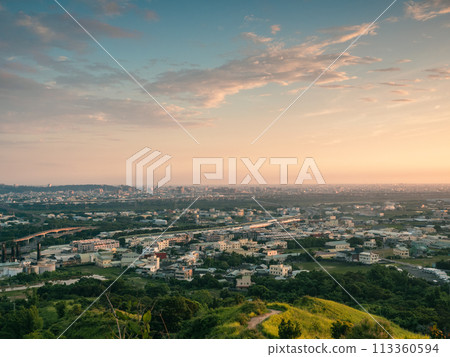 Climbing a mountain to overlook the cityscape 113360594