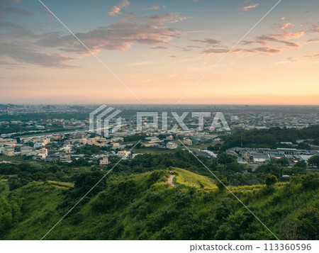 Climbing a mountain to overlook the cityscape 113360596
