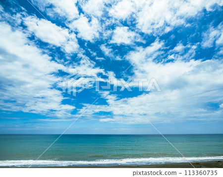 海邊沙灘景色與藍天白雲 海邊沙灘景色與藍天白雲 113360735