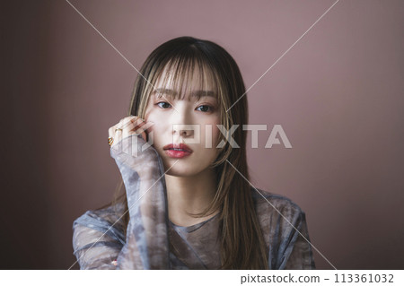 一名 20 多歲的女性看著鏡頭的肖像 113361032