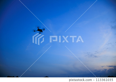 無人機在夕陽的天空中飛行 113361035