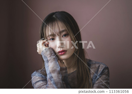 Portrait of a woman in her mid-20s looking at the camera 113361056