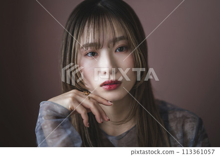 一名 20 多歲的女性看著鏡頭的肖像 一名 20 多歲的女性看著鏡頭的肖像 113361057