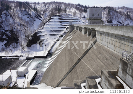 德富水壩的泉水（放水） 113361323