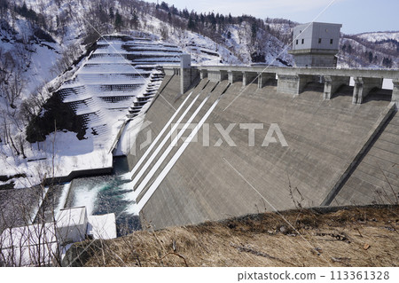 德富水壩的泉水(放水) 德富水壩的泉水(放水) 113361328