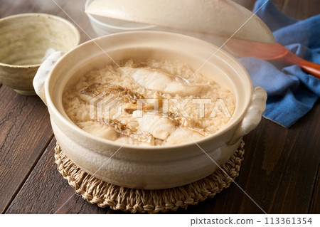 Sea bream rice cooked in a clay pot 113361354