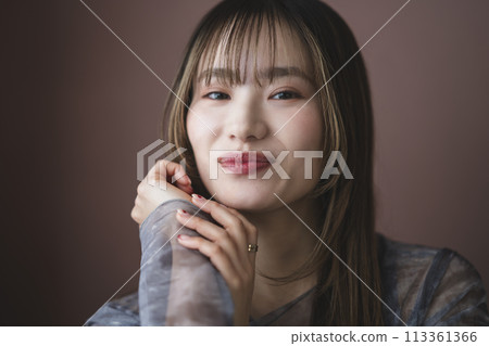 Portrait of a woman in her mid-20s smiling at the camera Portrait of a woman in her mid-20s smiling at the camera 113361366
