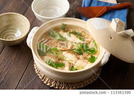 Sea bream rice cooked in a clay pot 113361390
