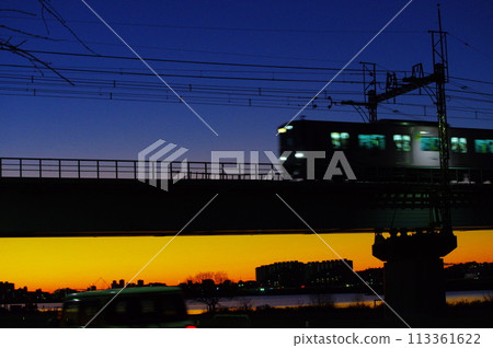 Keio Line passing over Tamagawa Bridge early in the morning 113361622