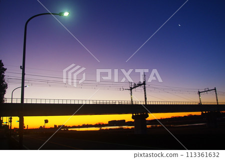 Keio Line passing over Tamagawa Bridge early in the morning 113361632