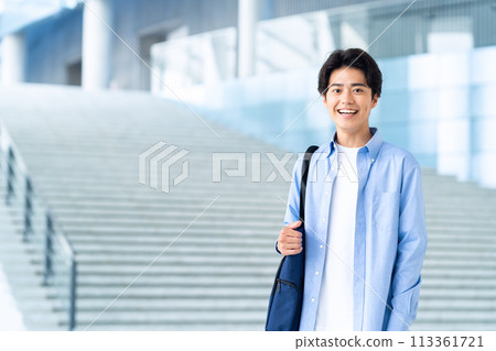 享受校園生活的男大學生 113361721