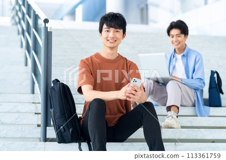 享受校園生活的男大學生 113361759