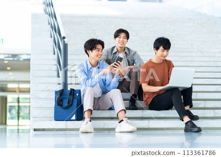 享受校園生活的男大學生 113361786
