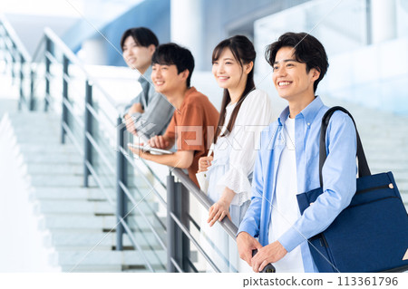 享受校園生活的男大學生 113361796