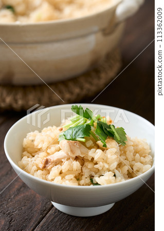 盛在碗裡的鯛魚飯 113362009