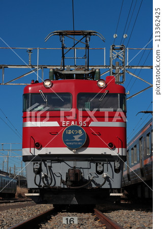 EF81-95, whose body shines beautifully in the setting sun (@Oyama Vehicle Center)_Photo taken on March 2, 2024 113362425