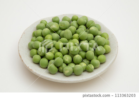 Freshly picked green peas 113363203