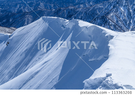 (Gunma Prefecture) Huge snow cornice on the Nishikuro Ridge of Mt. Tanigawa in severe winter 113363208